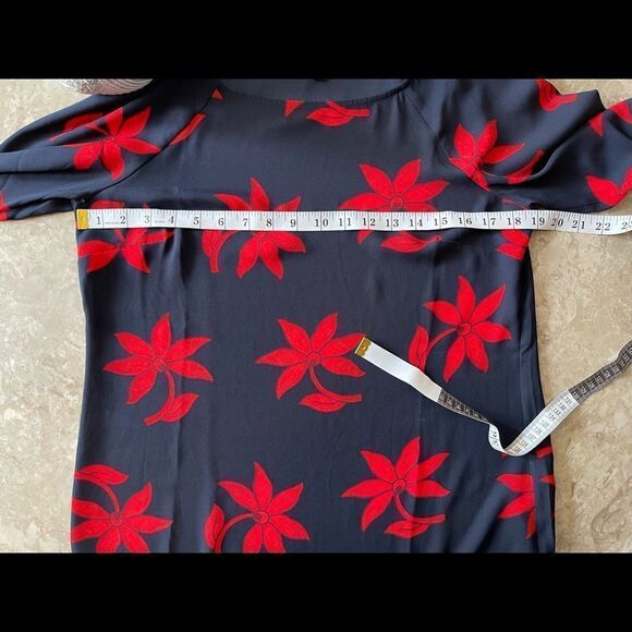 BANANA Republic boat neck bell sleeve floral navy and red blouse small - Picture 6 of 8